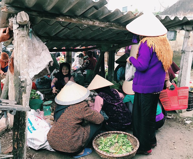 Cụ Lợi năm nay đã hơn 80 tuổi, cụ đã bán hàng vỏ trầu hơn chục năm tại chợ này. Những vị khách thân thiết của cụ cũng chính là các bà, các cụ trong làng.