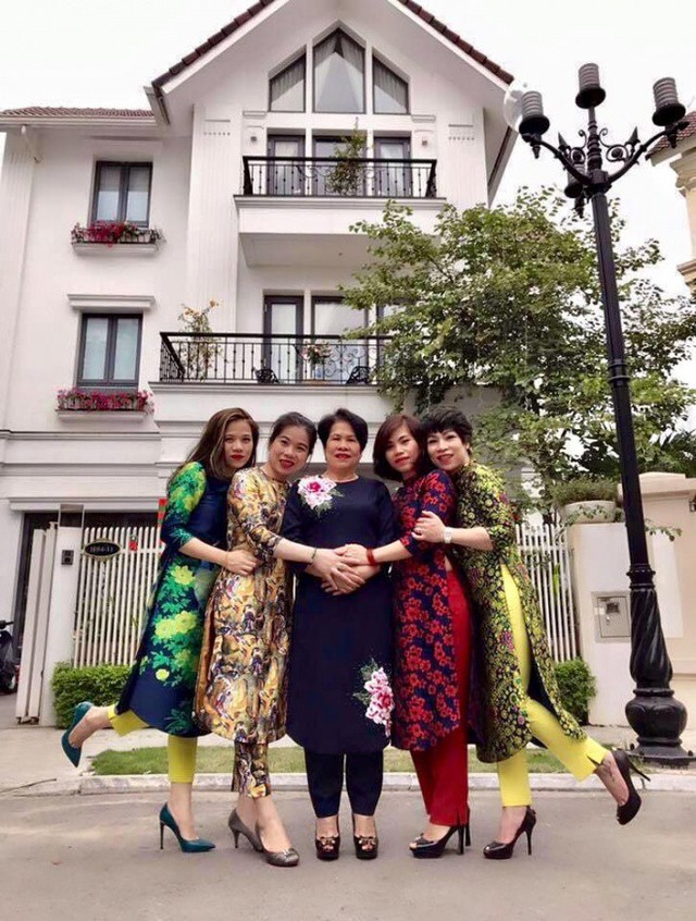 
Hiện nay, cả gia đình Mỹ Dung đang sống trong một căn biệt thự màu trắng cao 3 tầng tại Hà Nội.
