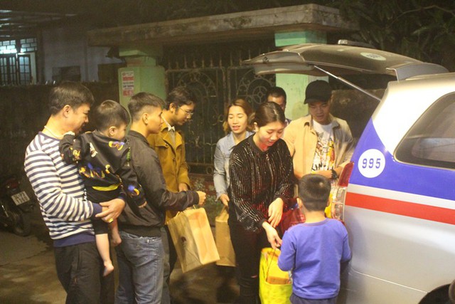 Gần 20h tối qua, cầu thủ Văn Toàn về nhà nghỉ Tết nguyên đán sau hành trình cùng tuyển Việt Nam tại giải AFF cup 2018 và Asian cup 2019. Ảnh: Đ.Tùy