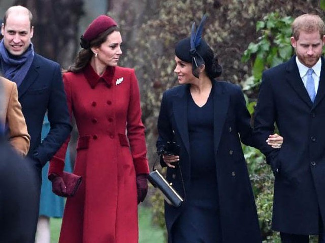 Hai cặp vợ chồng xuất hiện tại hoạt động mừng Giáng sinh của hoàng gia Anh ở Sandringham hôm 25/12 giữa tin đồn rạn nứt. Ảnh: AFP.