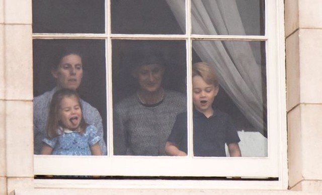 Maria Borrallo (bìa trái) trông coi Charlotte và George tại Điện Buckingham hồi tháng 7/2018. Ảnh: UK Press.