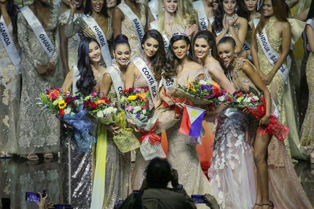 Ngân Anh (ngoài cùng bên trái) bên Hoa hậu và các Á hậu Miss Intercontinental 2018.
