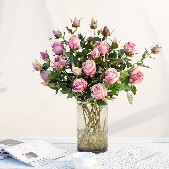 
Với những ai yêu hoa hồng, chắc chắn không thể bỏ qua những cành hồng mềm mại, làm đẹp cho góc làm việc của mình hay trang trí bàn trà vào dịp năm mới.
