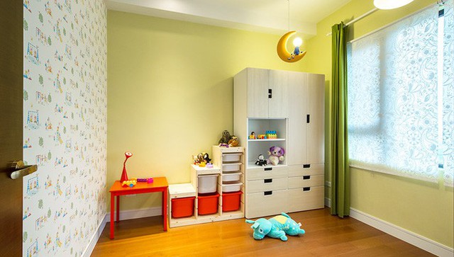 
Căn phòng của bé vô cùng xinh xắn, đẹp sinh động và tràn đầy sức sống với màu xanh nhạt và xanh lá.
