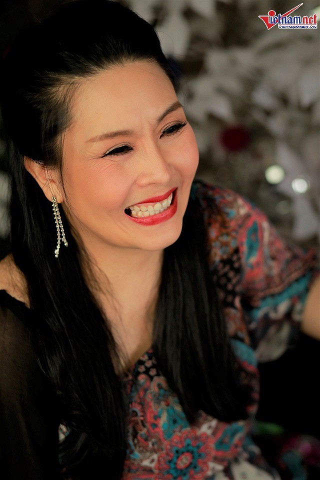 Kiều Oanh t&igrave;m được bến đỗ b&igrave;nh y&ecirc;n b&ecirc;n nghệ sĩ cải lương Ho&agrave;ng Nhất. D&ugrave; chung sống đ&atilde; nhiều năm nhưng c&ocirc; kh&ocirc;ng đặt nặng chuyện kết h&ocirc;n, quan trọng l&agrave; c&aacute;ch sống với nhau như thế n&agrave;o.