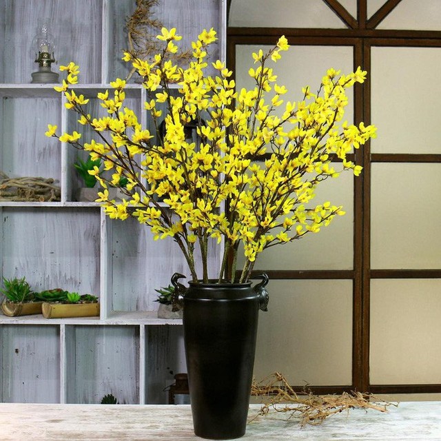 
Một bình hoa vàng kết hợp với màu sắc Vintage xung quanh tạo vẻ đẹp bừng sáng, ấm cúng.
