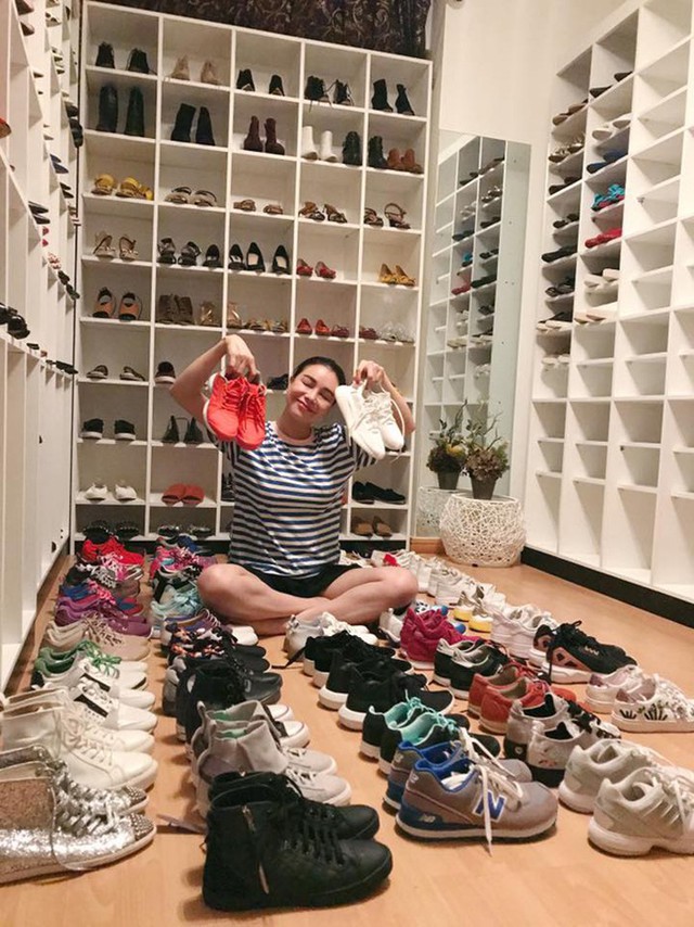 Trong nhà riêng, cô sở hữu căn phòng chứa đầy hàng hiệu. Bà mẹ 9X có sở thích sưu tập túi xách và giày dép hàng hiệu.