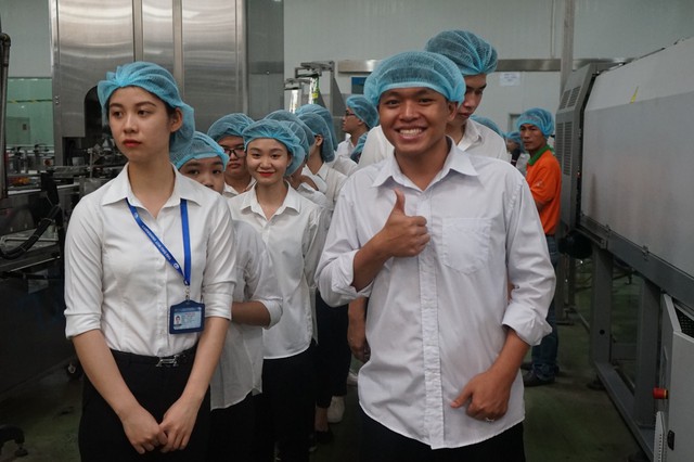 Những trải nghiệm b&ecirc;n d&acirc;y chuyền c&ocirc;ng nghệ Aseptic của c&aacute;c sinh vi&ecirc;n đến từ Đại học Thủ Dầu Một.