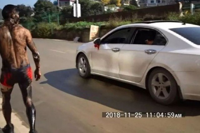 Ai Guangtao với th&acirc;n h&igrave;nh d&iacute;nh đầy mực trong ng&agrave;y cưới hồi th&aacute;ng 11/2018. Ảnh: SCMP.