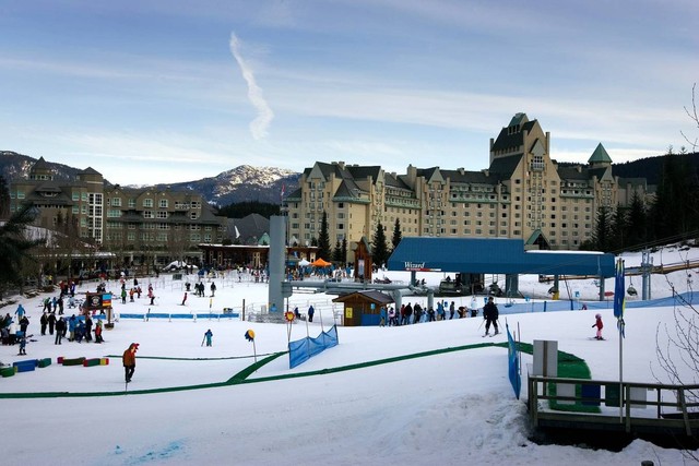 Vợ chồng Ivanka rất thích các kỳ nghỉ trượt tuyết và từng gây xôn xao tại các khu nghỉ dưỡng ở Aspen, Colorado và Whistler, Canada khi đi trượt tuyết cùng một đội an ninh. Trong một chuyến đi đến Cộng hòa Dominican năm 2017, hóa đơn an ninh của họ lên tới 58.000 USD. Ảnh: Robert Giroux/Getty Images