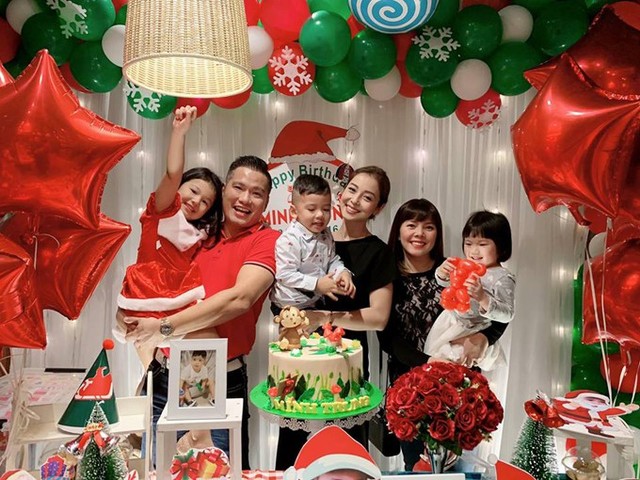 Bữa tiệc sinh nhật của bé Nu được trang trí tràn ngập màu sắc Noel với tone đỏ, xanh lá. Rất nhiều bức ảnh từ khi mới sinh ra của cậu nhóc được Jennifer trưng bày.