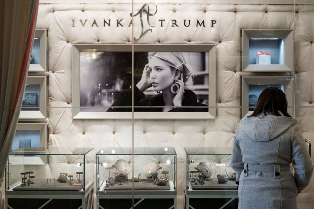 Vào tháng 7/2018, Ivanka tuyên bố đóng cửa nhãn hiệu thời trang 7 năm tuổi để tập trung vào công việc ở Washington. Thương hiệu này từng vấp phải làn sóng tẩy chay của nhiều người tiêu dùng. Ảnh: Drew Angerer/Getty Images