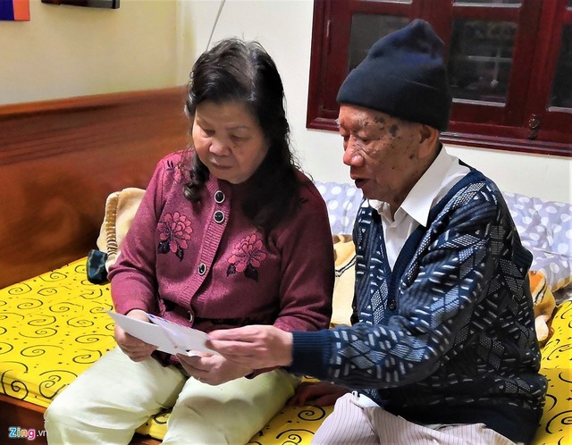 
Vợ chồng cô giáo Đặng Thị Phúc đọc bức thư chúc Tết của Tổng bí thư, Chủ tịch nước Nguyễn Phú Trọng. Ảnh: Quang Huy.
