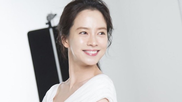 Song Ji Hyo được mệnh danh là Nữ thần mặt mộc nhờ làn da mịn màng, gương mặt trong trẻo dù cận tuổi 40.