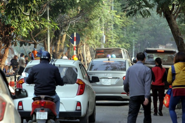 Ngõ 84 lối dẫn vào các bệnh viện thường xuyên ùn ứ giao thông do ô tô, taxi vào đưa đón bệnh nhân