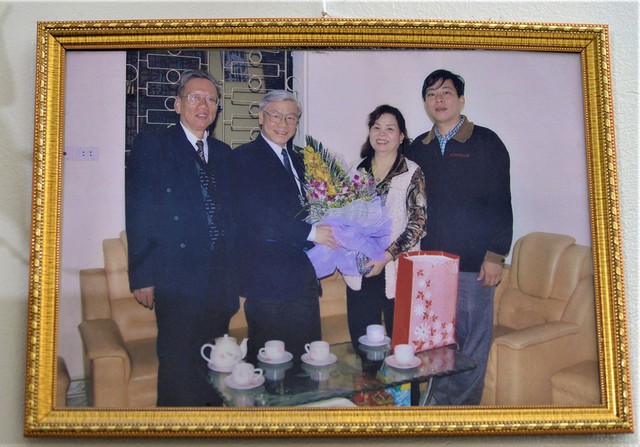 
Bức ảnh chụp khi ông Nguyễn Phú Trọng tới thăm nhà cô Đặng Thị Phúc được treo tại phòng khách nhà cô. Ảnh: Quang Huy.
