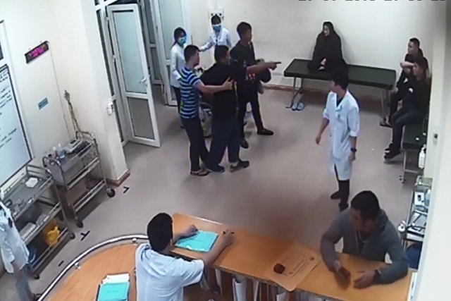 2 nhóm thanh niên xô xát đánh nhau ngay tại khoa Cấp cứu của bệnh viện. Ảnh: Cắt từ clip