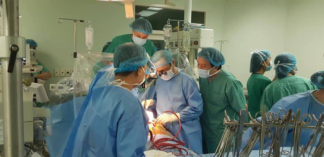 Các bác sĩ tiến hành ghép tim cho bệnh nhân.