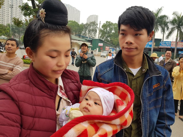 Chị Hà Thị Hạnh (SN 1999), mẹ bé Quàng Ngọc Nhung (3 tháng tuổi, ở Mai Sơn, Sơn La, mắc bệnh u hạch trực tràng và tắc ruột) rất xúc động khi được về quê bằng Chuyến xe yêu thương.