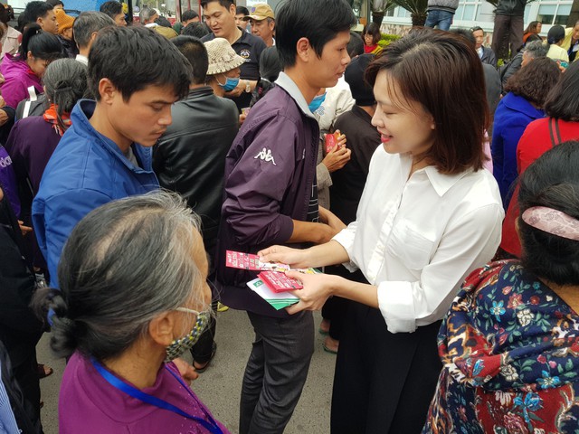 Bệnh viện K, các đoàn thiện nguyện, dành những cái nắm tay và vòng ôm siết chặt, lì xì đầu xuân chúc người bệnh có những ngày Tết sum vầy cùng gia đình. Trong ảnh là đại diện công ty Dược phẩm Hoa Linh trao quà lì xì cho bệnh nhân ung thư được về quê trên Chuyến xe yêu thương sáng 31/1.