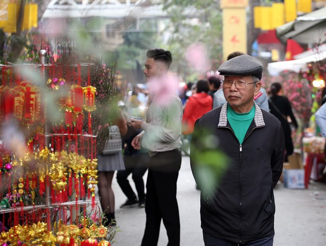 Trải qua bao năm nhưng chợ hoa Hàng Lược vẫn giữ được nét riêng, nét độc đáo cho mình. Rất nhiều người Hà Nội đã cao tuổi và từng gắn bó với biết bao phiên chợ đã không khỏi bồi hồi, xúc động khi những kỷ niệm thời xa xưa chợt ùa về.