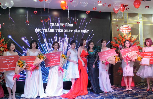 
7  trong số 200 đại l&yacute; được vinh danh xuất sắc năm 2018 khu vực ph&iacute;a Bắc l&ecirc;n nhận giải thưởng
