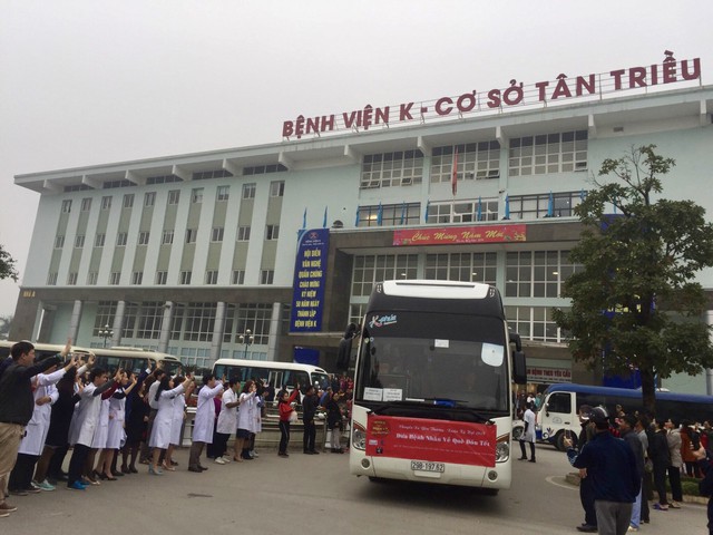Các thầy thuốc Bệnh viện K vẫy tay chào từng đoàn xe chở bệnh nhân về quê đón Tết Kỷ Hợi