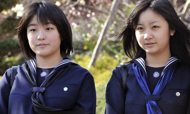 Công chúa Mako (trái) trong lễ tốt nghiệp cấp 3 và em gái, công chúa Kako, trong lễ tốt nghiệp cấp 2 tại trường Gakushuin năm 2010.