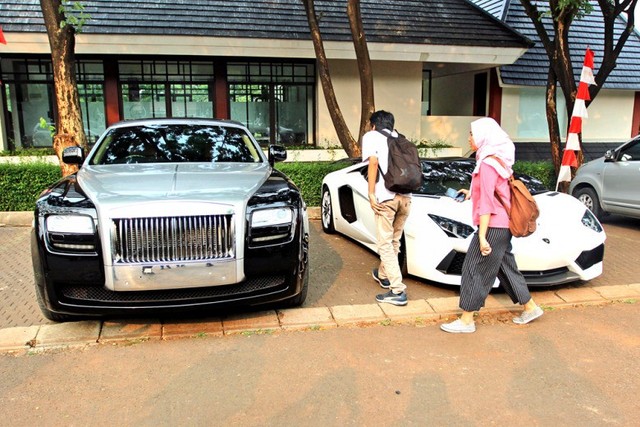 Một chiếc Rolls Royce và Lamborghini Aventador đỗ ở một khu dân cư thuộc Pangkalan Jati, Nam Jakarta.
