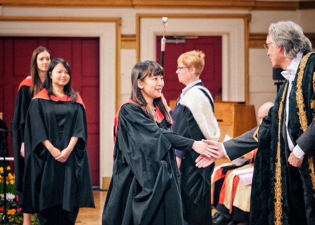Công chúa Mako nhận bằng tốt nghiệp thạc sĩ tại Đại học Leicester.
