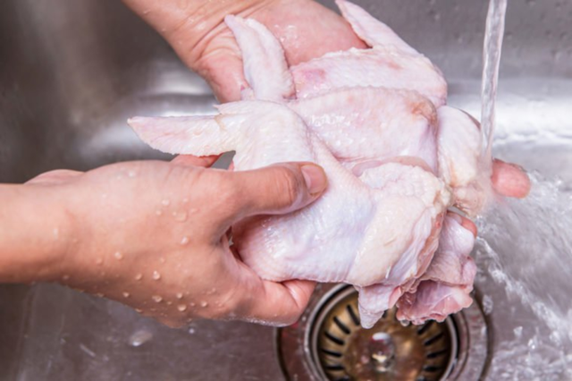 Theo các nhà khoa học, rửa gà dưới vòi không làm sạch hết vi khuẩn, thậm chí rửa sai cách còn làm thịt gà dễ nhiễm khuẩn hơn.