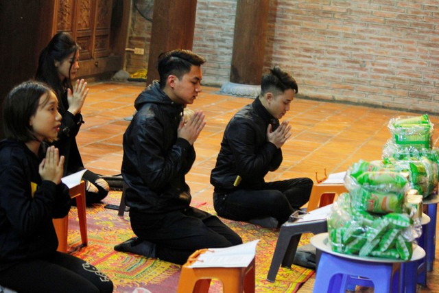 Thủy cùng các thành viên Thiện Tâm An dâng bánh tại chùa Hộ Quốc để cầu may mắn cho những người được nhận quà.