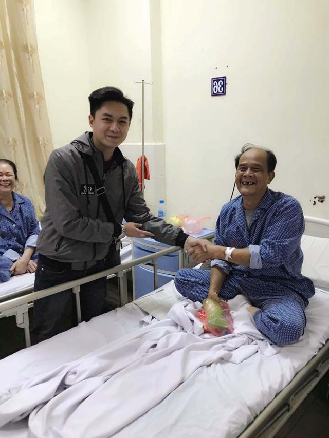 Thủy còn cùng nhóm vào bệnh viện tặng quà và động viên tinh thần các bệnh nhân đang điều trị.