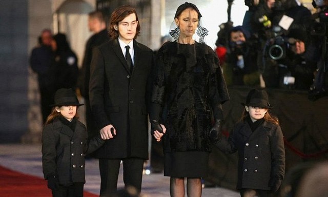 Celine Dion cùng con trai cả Rene-Charles và hai con sinh đôi trong ngày đưa tiễn người đàn ông trụ cột của gia đình.