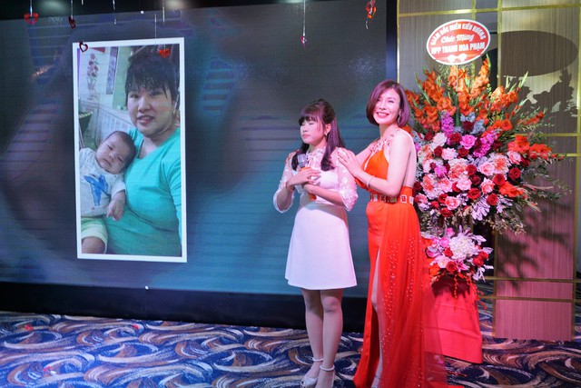 
Đại l&yacute; Tina Tinh đang chia sẻ về qu&aacute; tr&igrave;nh giảm c&acirc;n nhờ Golean của m&igrave;nh
