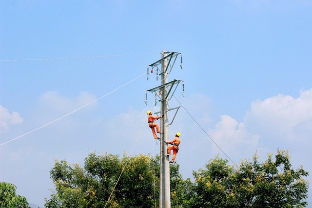 Công ty Điện lực Phú Thọ nỗ lực đảm bảo dòng điện vận hành thông suốt.