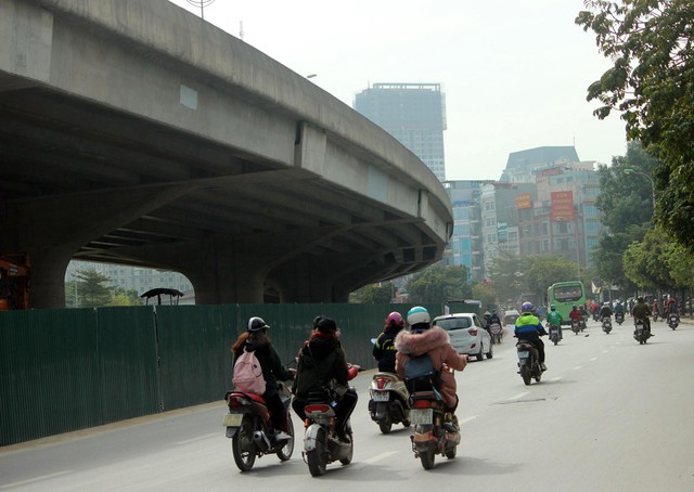 Đường Vành đai 3 phía dưới là tuyến đường trọng điểm của Thủ đô, tuy nhiên nhiều năm gần đây thường xuyên xảy ra xung đột giao thông tại những nút giao, đặc biệt dịp mưa gió, lễ Tết.