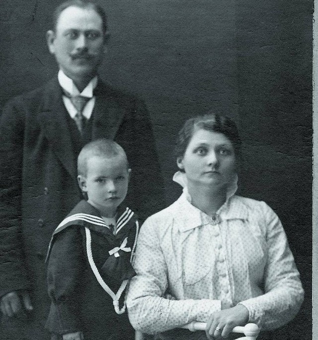 Hilda Nilsson cùng chồng Gustaf và một đứa con nuôi.