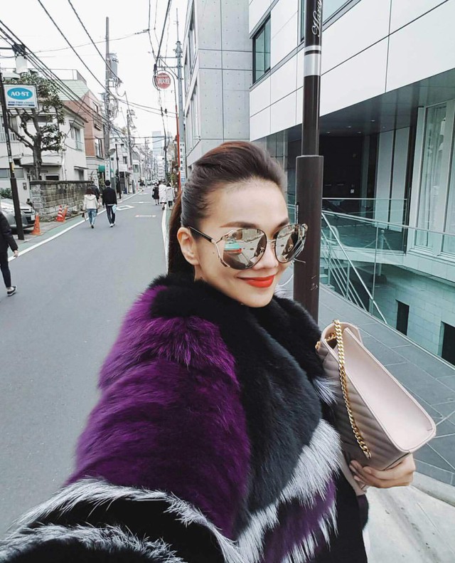 Ít ai biết rằng, bên cạnh blazer, Thanh Hằng còn là một fan trung thành của những chiếc áo lông oversize nổi bật.