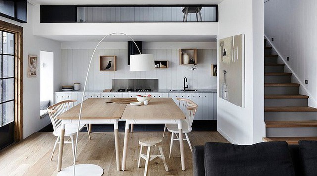 
Nhà bếp dưới tầng lửng đơn giản trong ngôi nhà Scandinavia thanh lịch.
