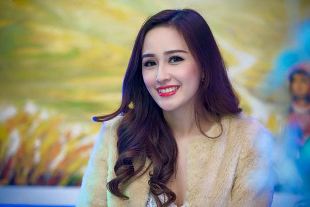 Áo lông cổ tròn yêu kiều như một nàng công chúa với tông màu pastel dịu nhẹ.