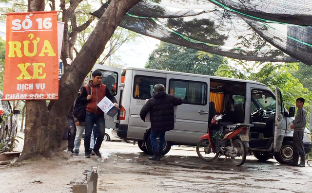 
Những chiếc xe vận chuyển hành khách theo tuyến cố định nhưng núp bóng dưới hình thức xe hợp đồng ở khu vực phố Duy Tân (Cầu Giấy, Hà Nội). Ảnh: PV
