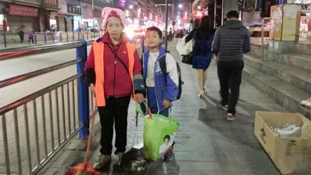 Wu Azhen (46 tuổi) - c&ocirc;ng nh&acirc;n vệ sinh ở Khải L&yacute;, Qu&yacute; Ch&acirc;u, Trung Quốc, v&agrave; con trai Long Guotao (11 tuổi) hồi th&aacute;ng 3/2018. Ảnh: Weibo.