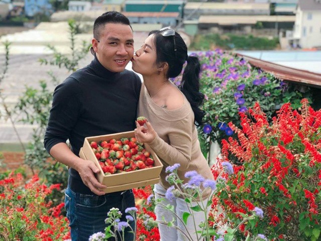 
Những hình ảnh đẹp của MC Hoàng Linh cùng chồng tại vườn dâu Đà Lạt.
