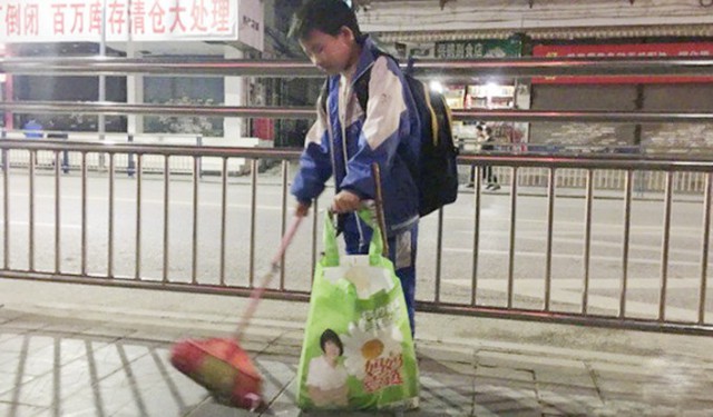 Guotao cầm chổi qu&eacute;t đường phố Khải L&yacute;, Qu&yacute; Ch&acirc;u, Trung Quốc. Ảnh: Weibo.