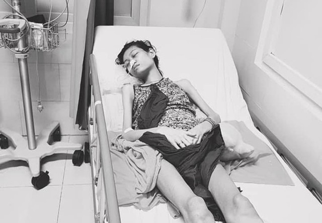 Hình ảnh Kim Anh gầy gò trên giường bệnh.