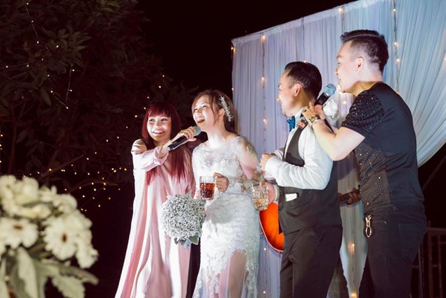 Khoảnh khắc đẹp của cô dâu và chú rể trong ngày cưới ở Bình Thuận. Nữ ca sĩ Phương Thanh là người chị luôn ở bên hai vợ chồng trong thời gian qua.
