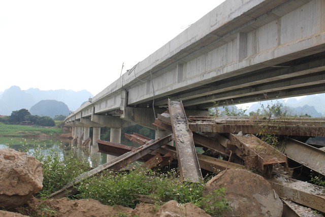 
Cây cầu “đắp chiếu”. Ảnh: N.Hưng
