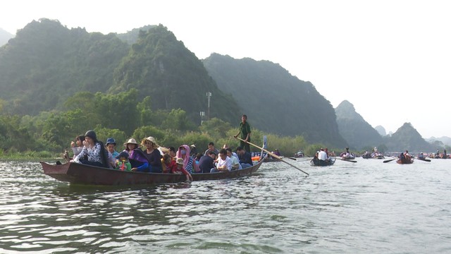 
Mùa lễ hội năm nay, Hà Nội đảm bảo an toàn giao thông đường thủy cho khách đến tham quan, vãn cảnh chùa Hương. Ảnh: TL
