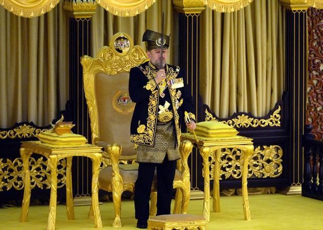 Quốc vương Muhammad V hôn lên thanh bảo kiếm trong lễ đăng quang ngôi vị Yang di-Pertuan Agong thứ 15 tại Hoàng cung Istana Negara, thủ đô Kuala Lumpur của Malaysia, ngày 24/4. Ảnh: Bernama